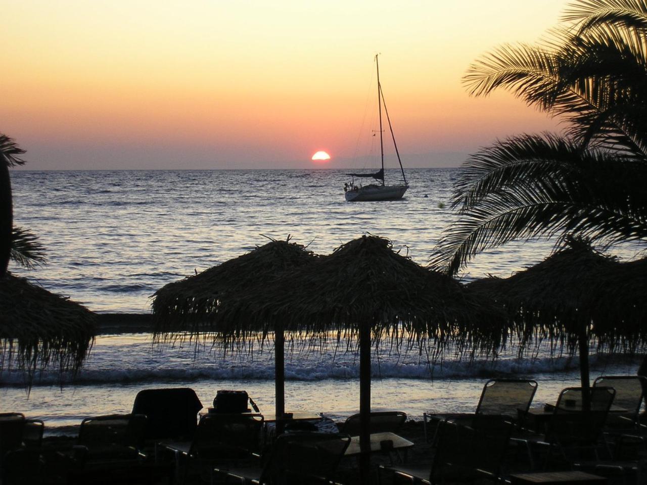 Blue Harmony Hotel Kini Exterior foto